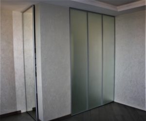 Встроенный шкаф с распашными фасадами в алюминиевом профиле
